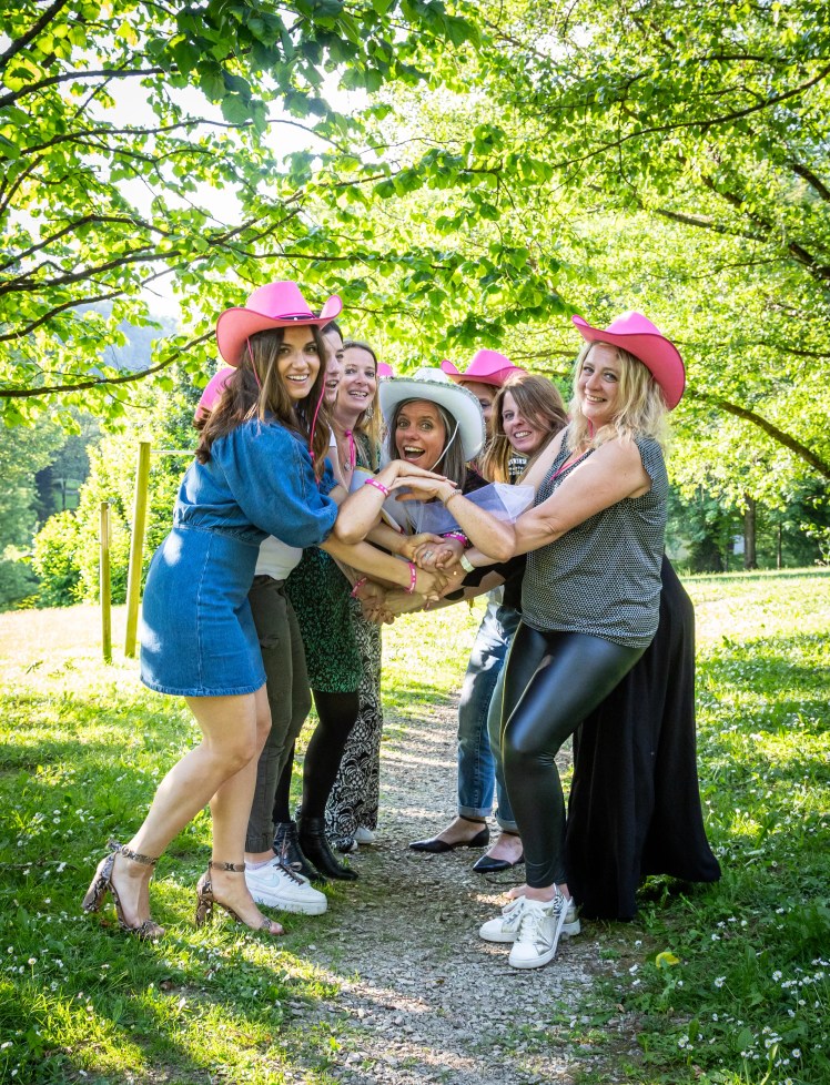 evjf pose entre femmes photographié par Marine Bourely Photographe