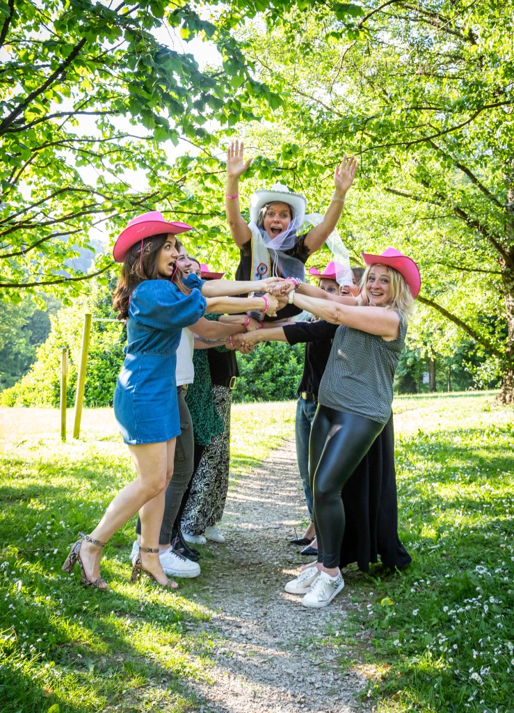 evjf pose entre femmes photographié par Marine Bourely Photographe