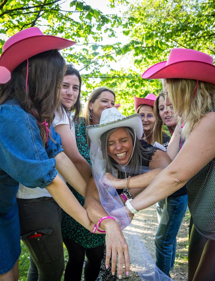 evjf pose entre femmes photographié par Marine Bourely Photographe