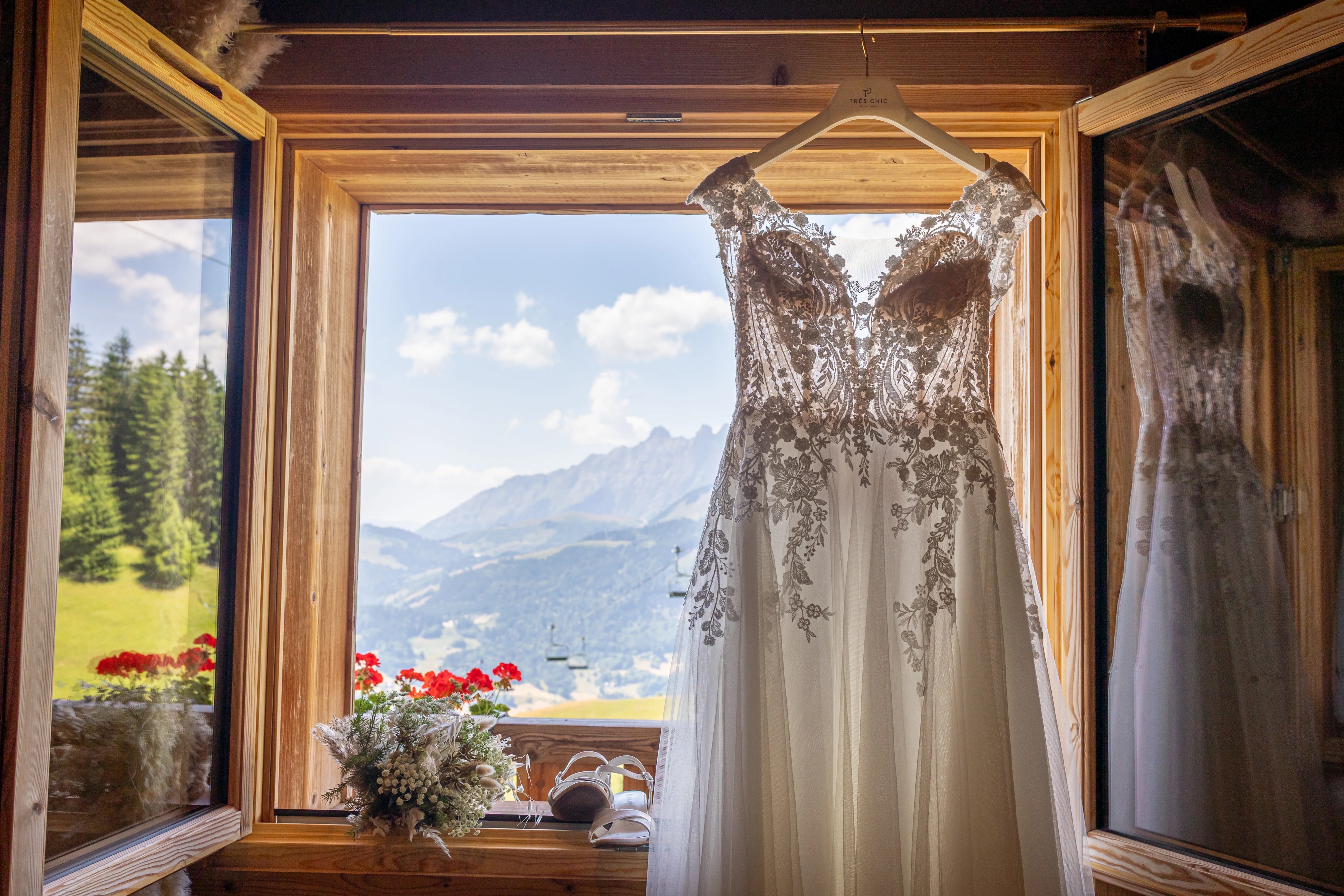 robe de mariée devant fenêtre Crest Voland mariage photographié par Marine Bourely photographe