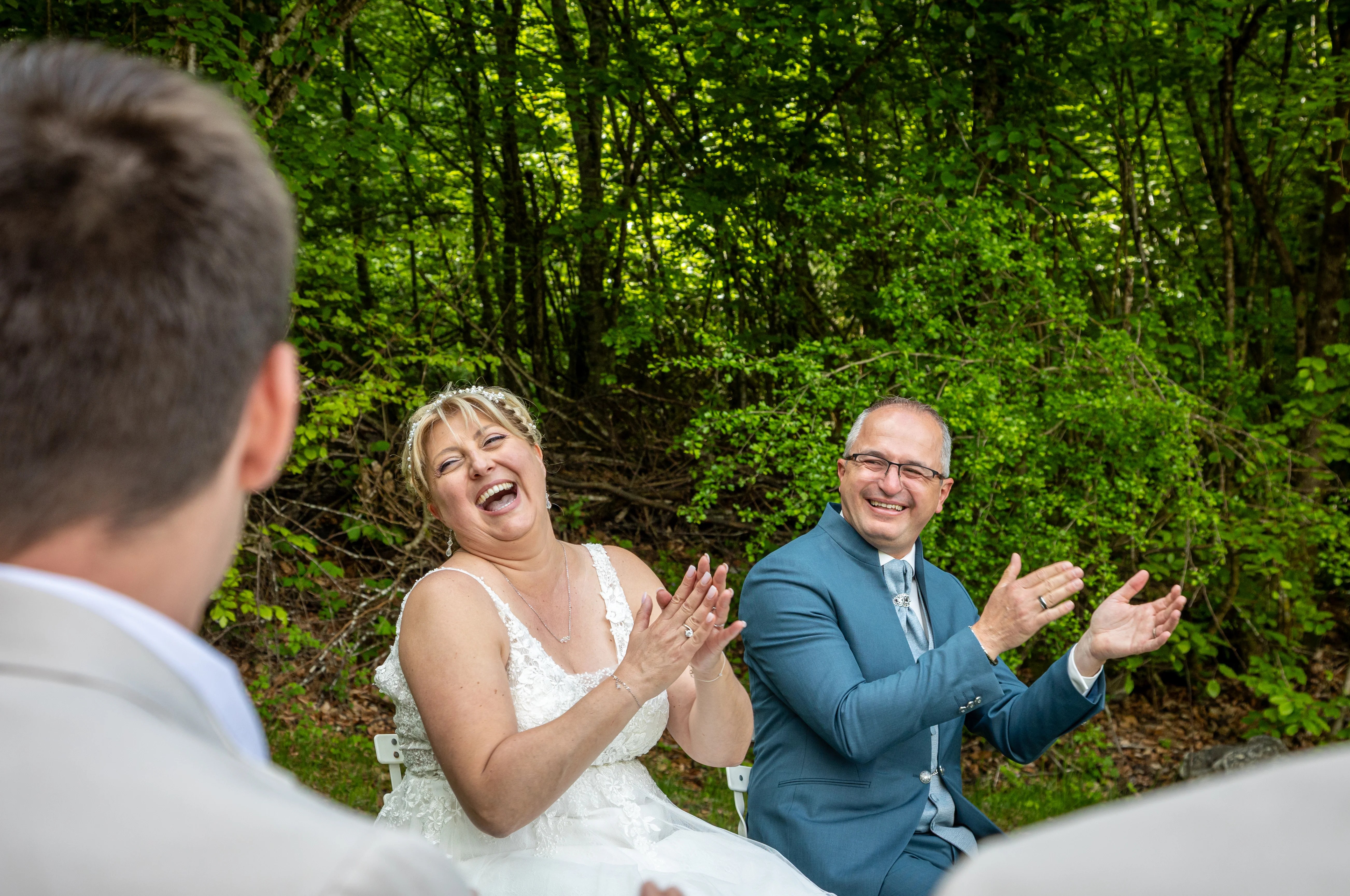 couple qui rient pendant cérémonie laique photographié par Marine Bourely photographe