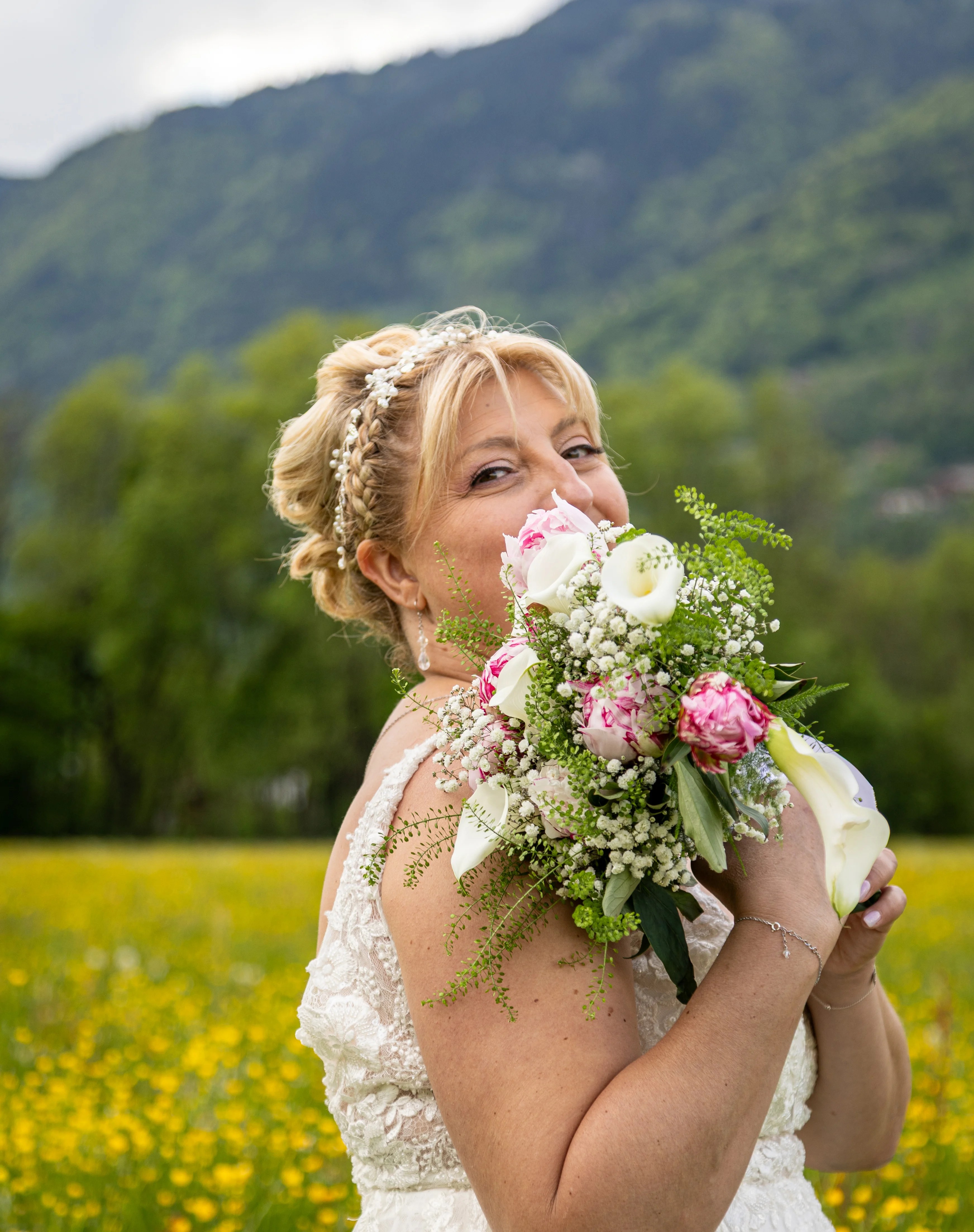 portrait femme mariée avec son bouquet