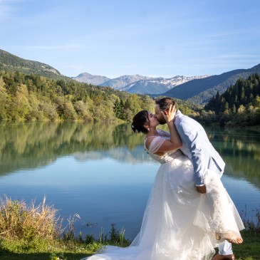 photo de couple marié devant lac lescheraines photographié par Marine Bourely photographe