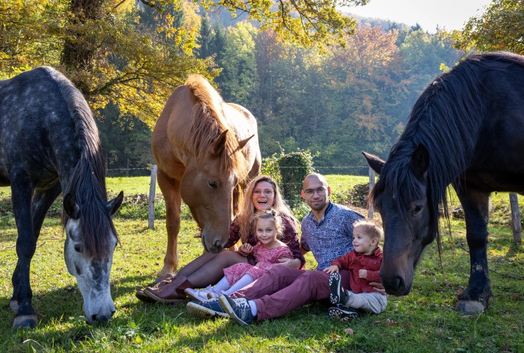 portrait famille photographié par Marine Bourely photographe