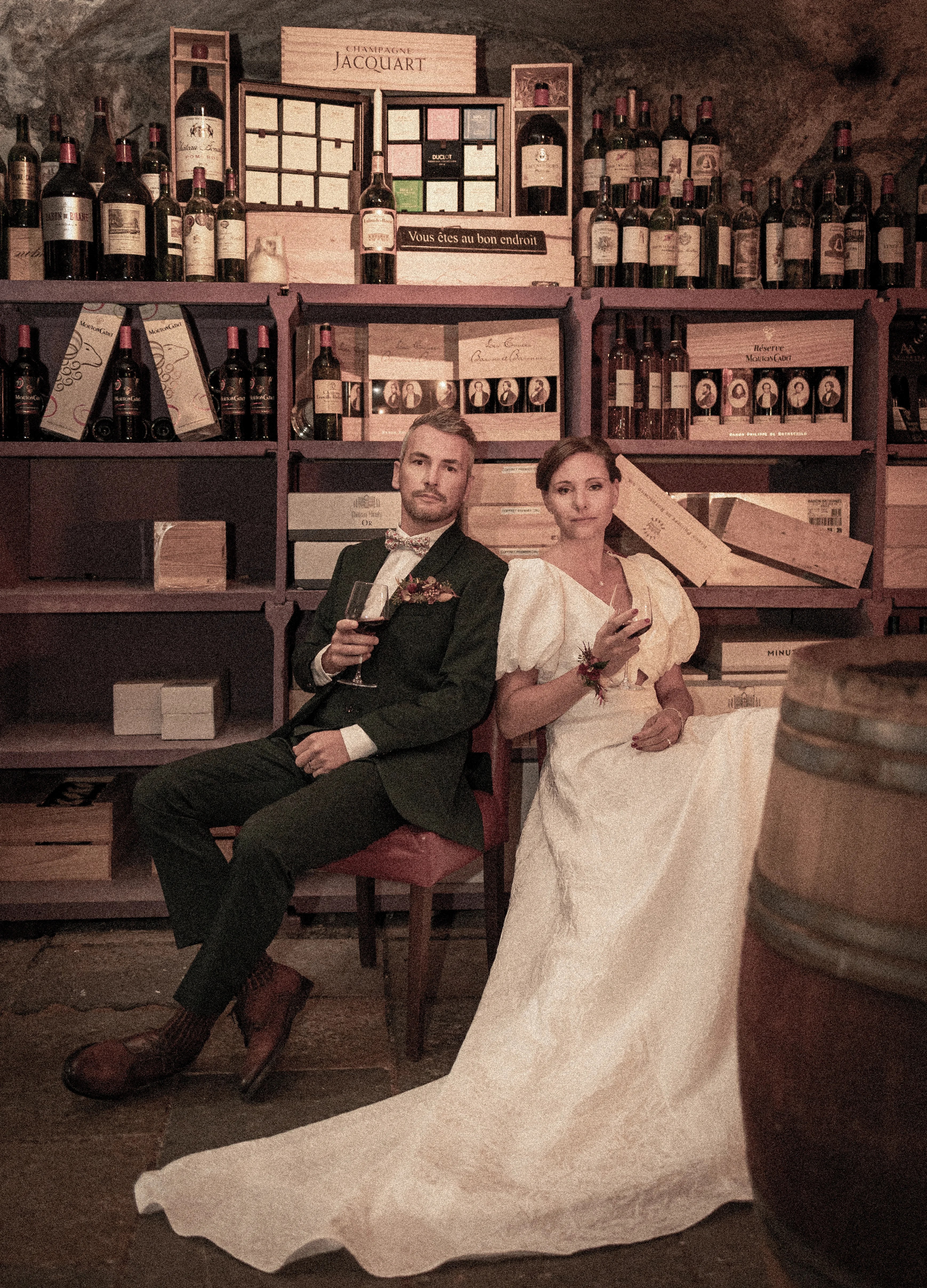portrait couple marié cave chateau comte de Challes photographié par Marine Bourely photographe