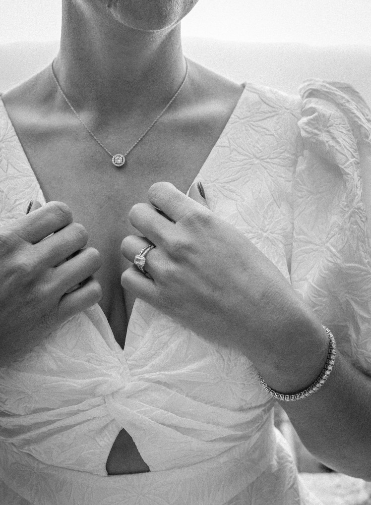 mariée bijoux Celinni et haut de robe photographié par Marine Bourely photographe