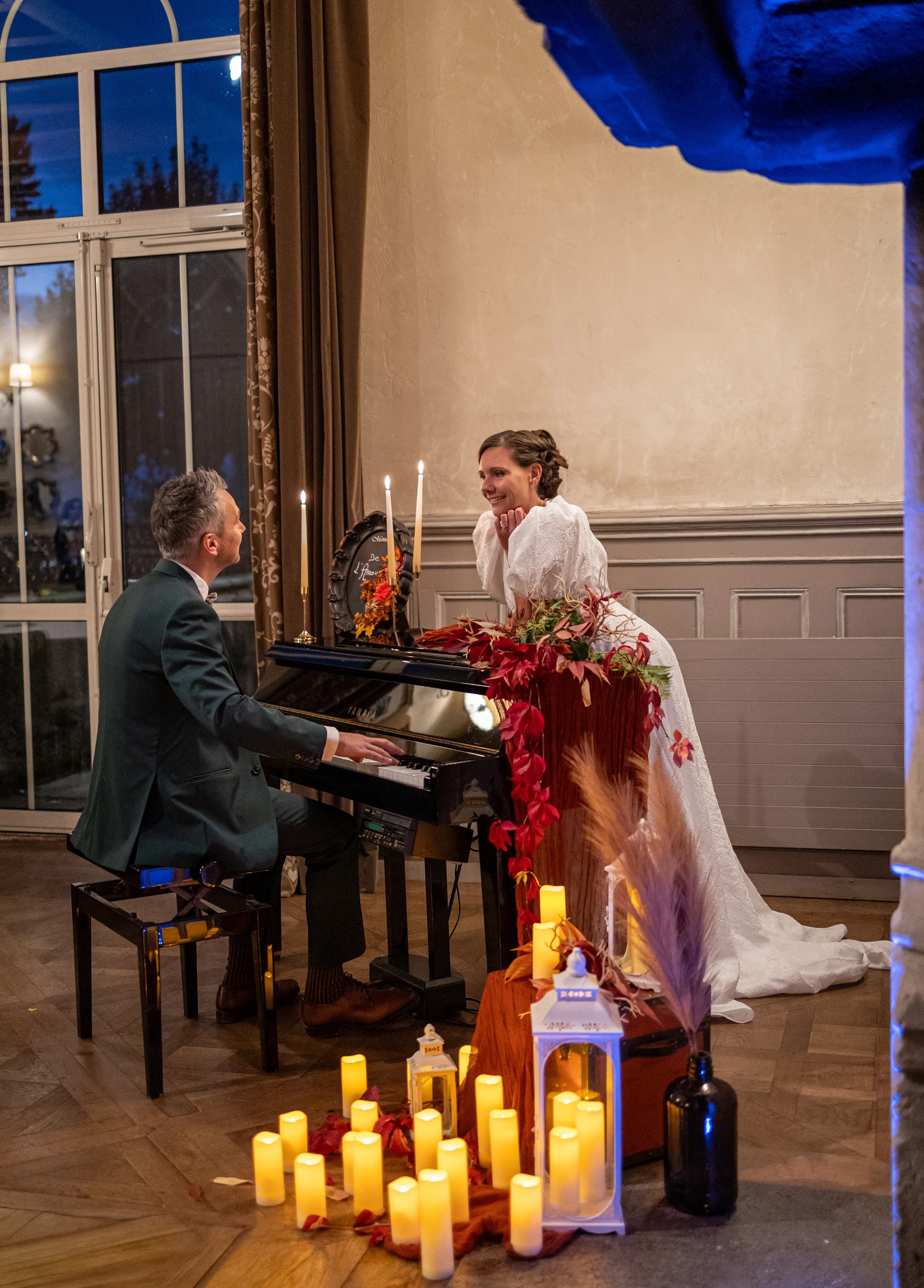 Couple marié jouent piano photographié par Marine Bourely photographe