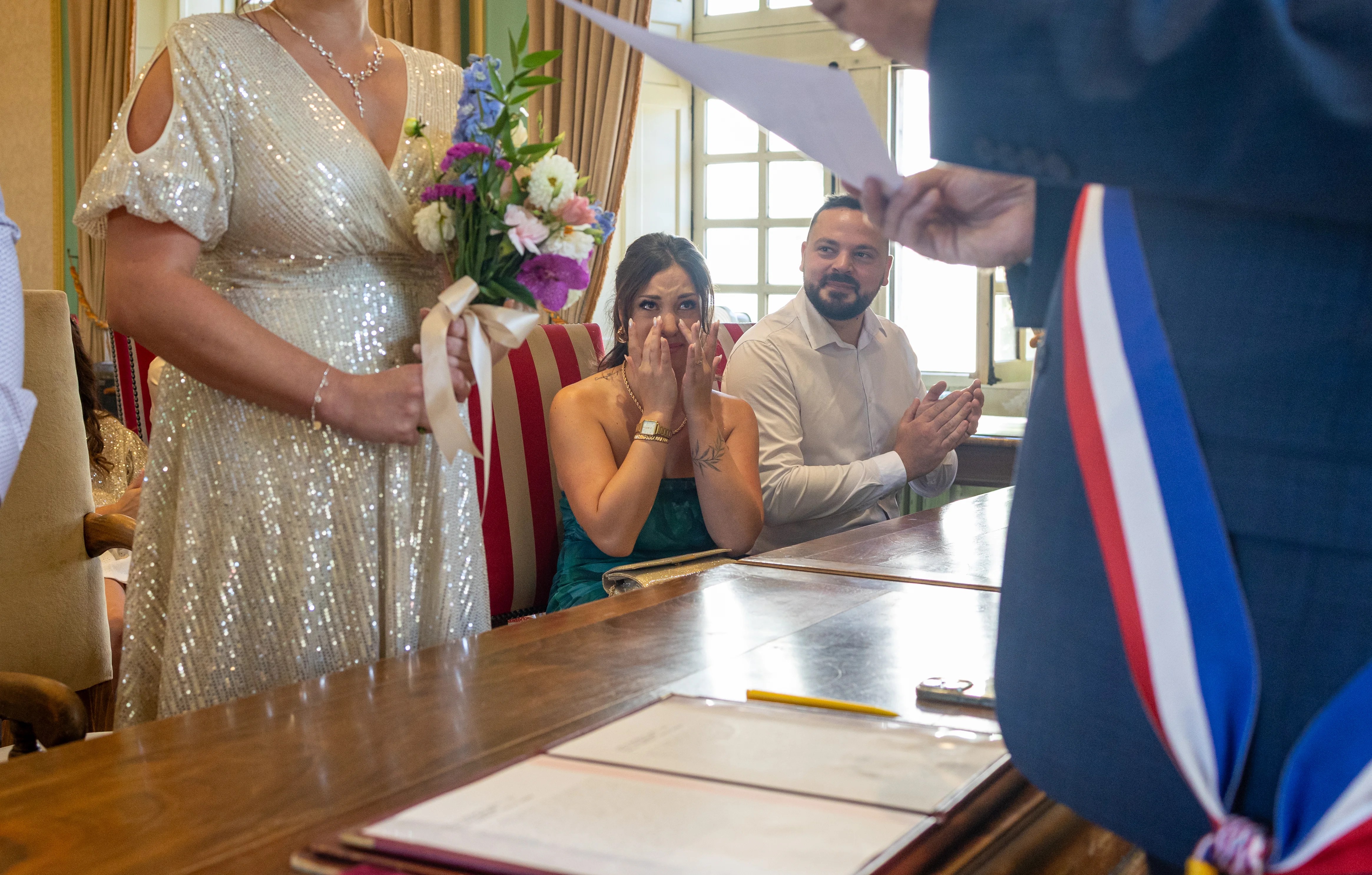 sœur de la mariée en pleur mairie photographié par Marine Bourely photographe