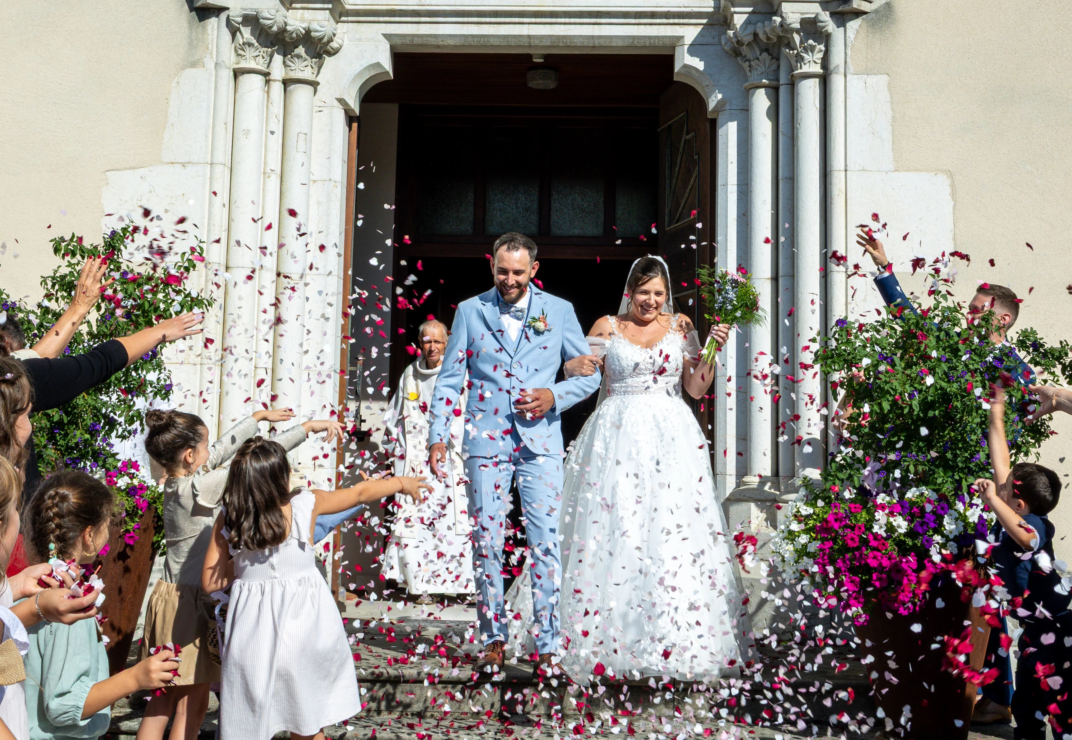 Couple marié sortie de l'église photographié par Marine Bourely photographe