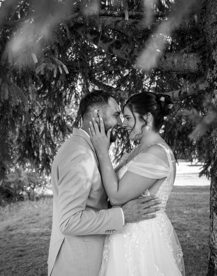 photo de couple mariage lescherainesphotographié par Marine Bourely photographe