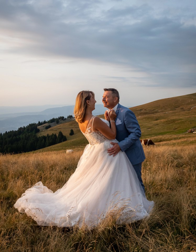 photo de couple marié montagne Semnoz photographié par Marine Bourely photographe