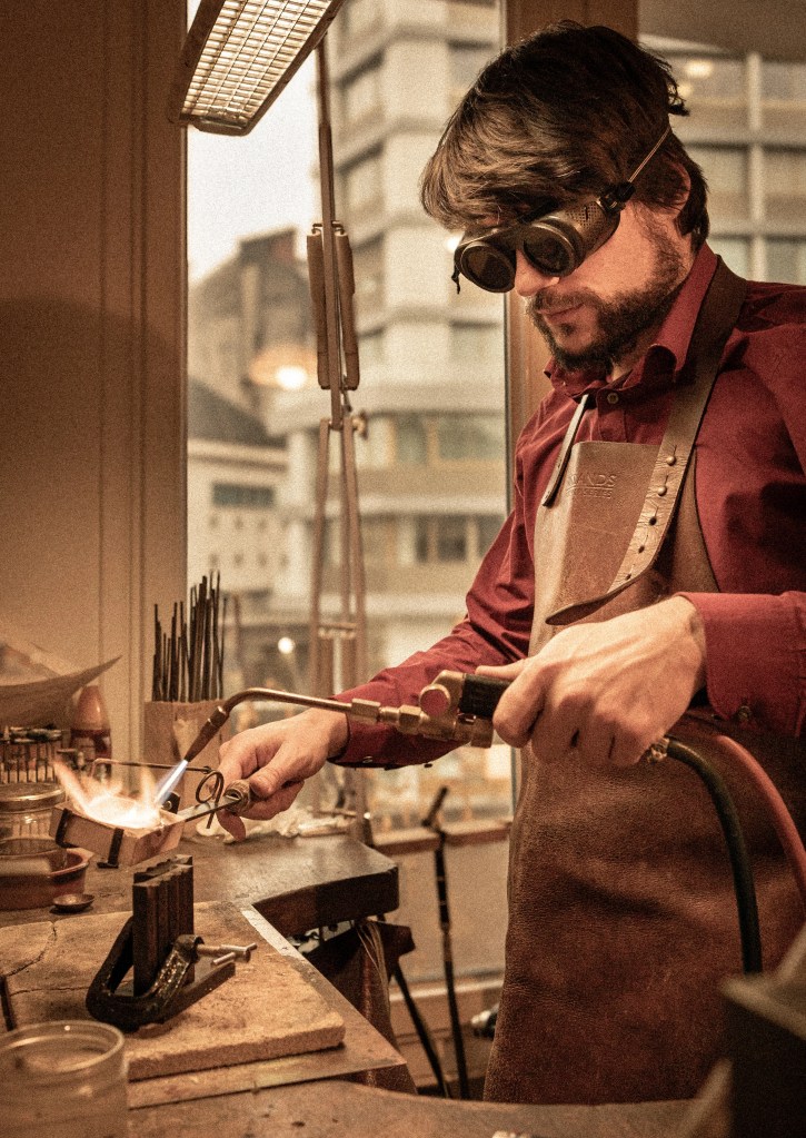 Storytelling artisan joallier bijoutier Pezeshgi chambéry savoie photographié par Marine Bourely photographe