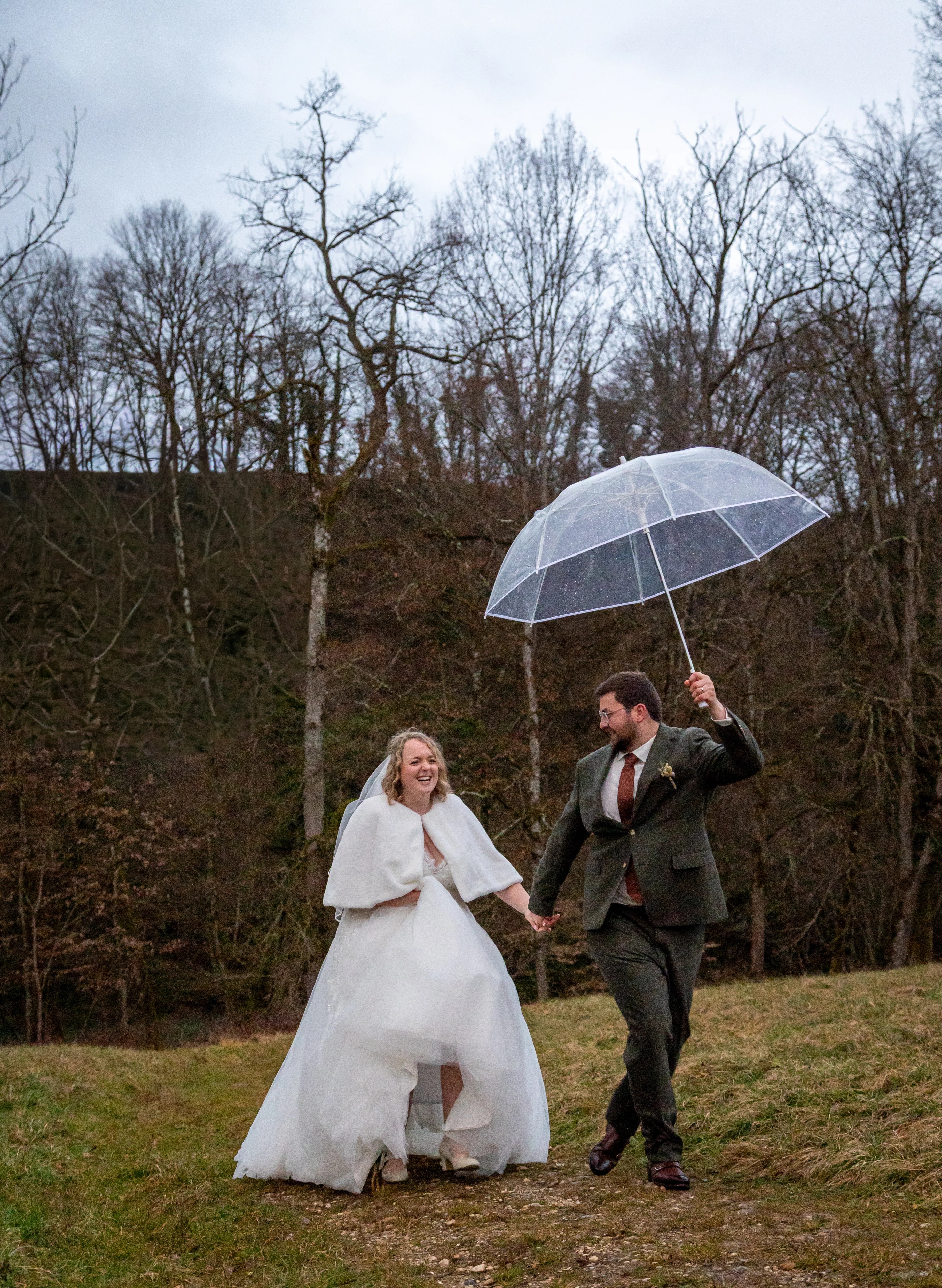 photo de couple marié jour de la saint Valentin pour leur mariage sous la pluie photographié par Marine Bourely photographe